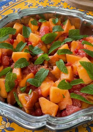 Une photo de Salade de melon, groseilles rouges, pomelo, abricots et menthe