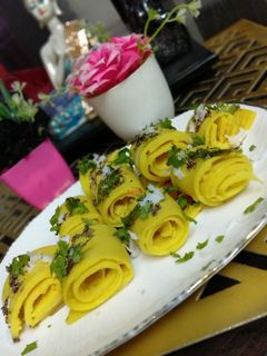 खांडवी (Khandvi recipe in Hindi) रेसिपी मुख्य फोटो