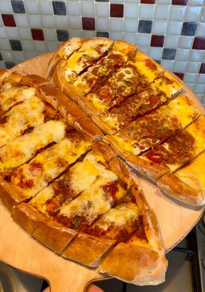 Hình của món Pide (pizza kiểu Thỗ nhĩ Kỳ 🇹🇷).