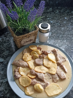 Una foto de Chuletas de cabeza de cerdo con patata panadera