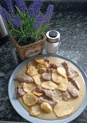 Una foto de Chuletas de cabeza de cerdo con patata panadera