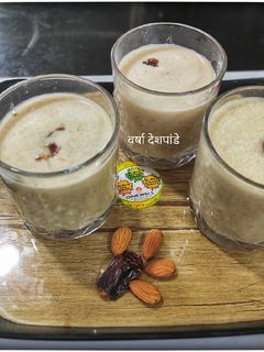 बदाम खजूर मिल्क शेक (Badam Khajoor Milkshake Recipe In Marathi) रेसिपी चे मुख्य फोटो