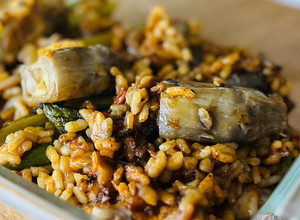 Foto principal de Paella de calamar con alcachofas, ajos tiernos y trigueros 🦑 🥘