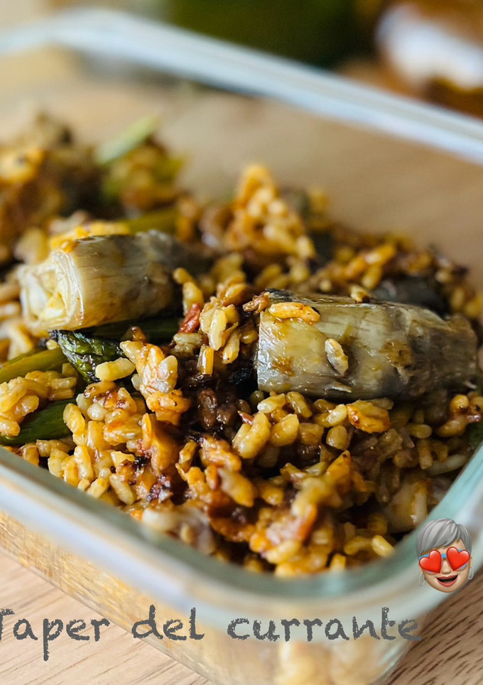 Una foto de Paella de calamar con alcachofas, ajos tiernos y trigueros 🦑 🥘