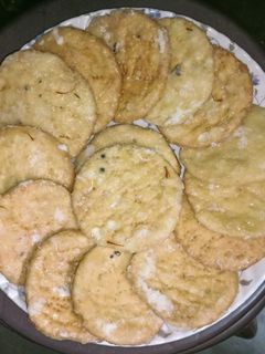 मीठी मठरी (meethi mathri recipe in Hindi) रेसिपी मुख्य फोटो