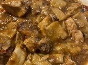 Una foto de cuartos de pollo guisado