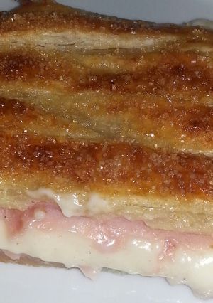 Una foto de Hojaldre de jamon york y queso