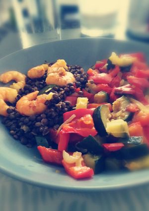 Une photo de Crevettes, ratatouille, lentilles