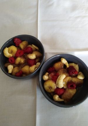 Une photo de Bananes rôties au miel, framboises et noix de cajou