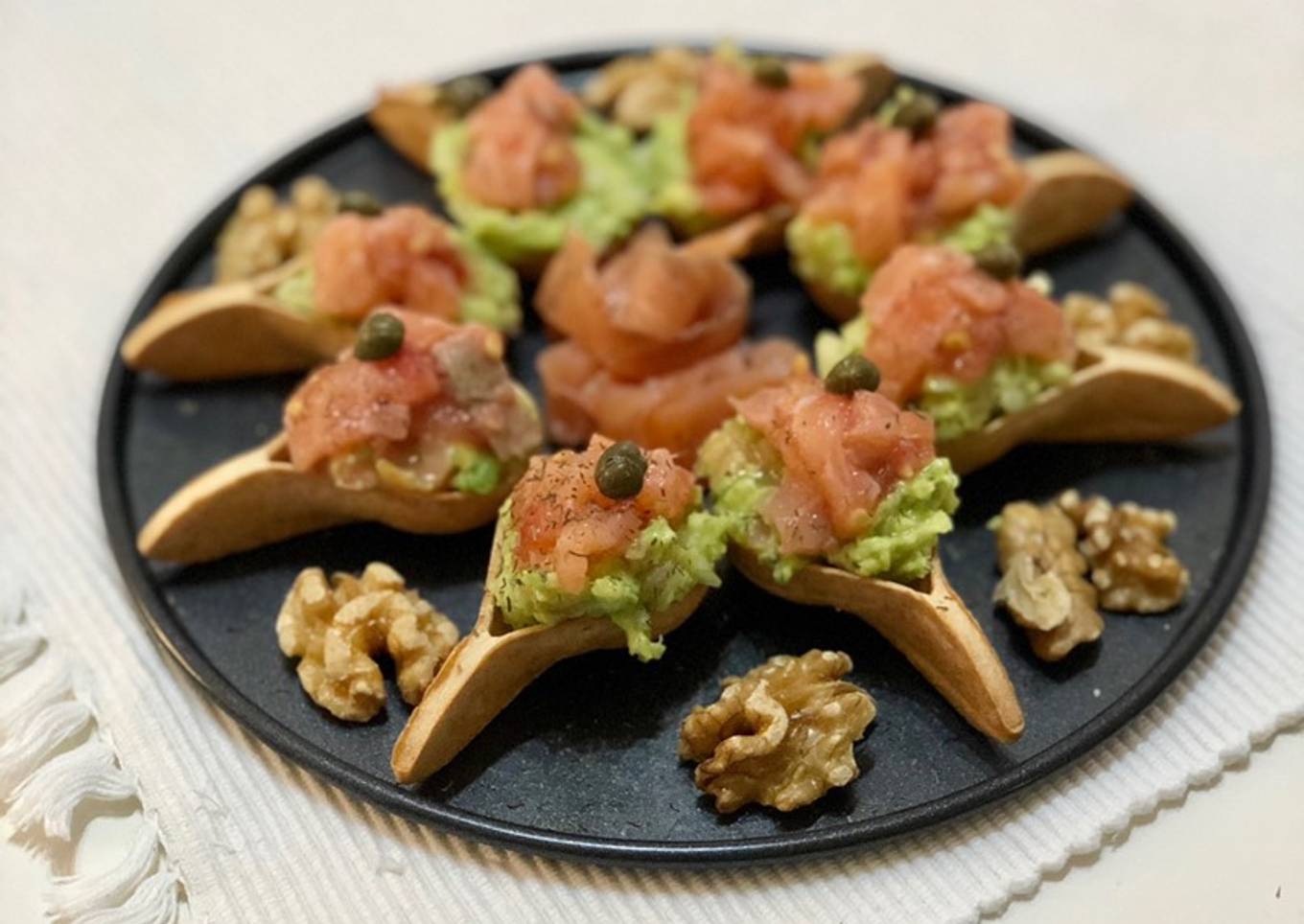 Canapés de salmón ahumado y aguacate