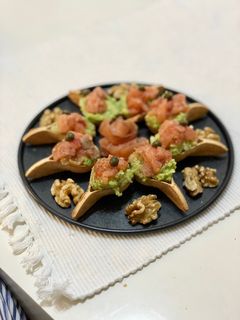 Una foto de Crujiletas de salmón ahumado y aguacate