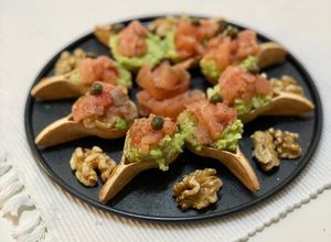 Foto principal de Crujiletas de salmón ahumado y aguacate
