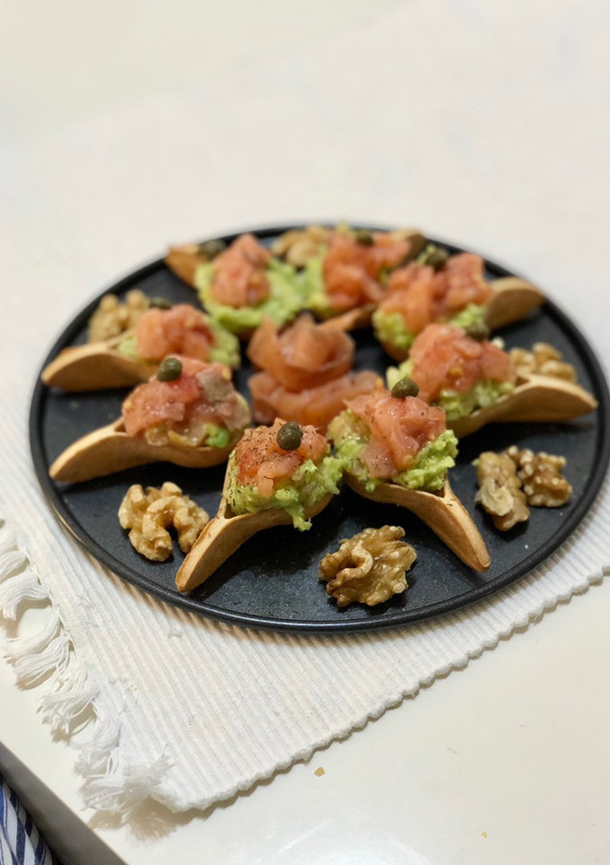 Una foto de Crujiletas de salmón ahumado y aguacate