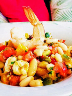 Una foto de Ensalada de alubias con aires tropicales