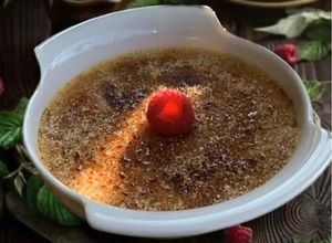 Foto de Crème Brulee com Framboesa