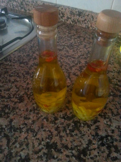 Una foto de Aceite de oliva aromatizado con ajos y guindilla