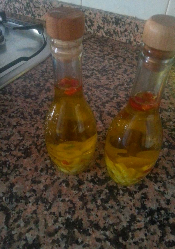 Una foto de Aceite de oliva aromatizado con ajos y guindilla