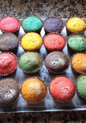 Una foto de Cupcakes de colores, súper fáciles, ideales para hacer en familia!!!