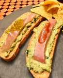 Canapés de guacamole, ventresca ahumada, perlas de aceite y salsa kimchi