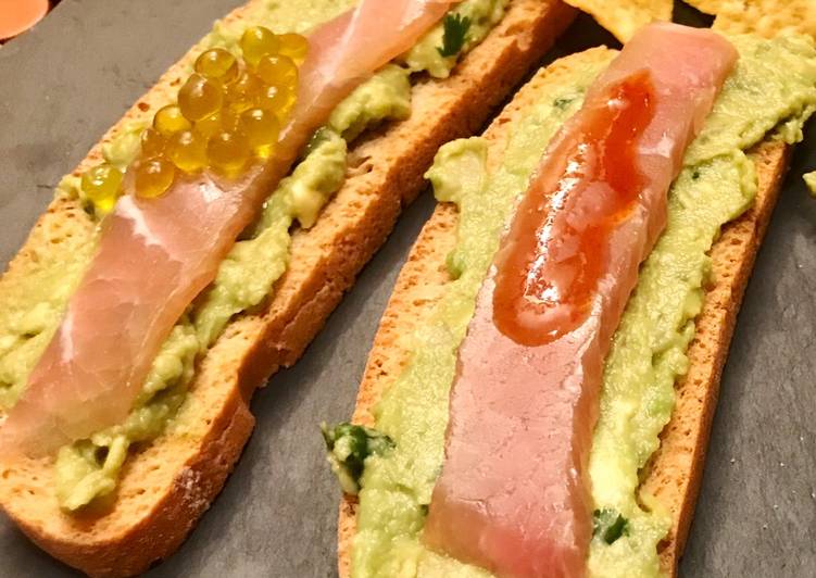 Canapés de guacamole, ventresca ahumada, perlas de aceite y salsa kimchi