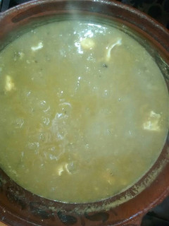 Una foto de Huevos ahogados en salsa verde con nopales