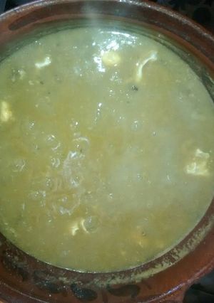 Una foto de Huevos ahogados en salsa verde con nopales