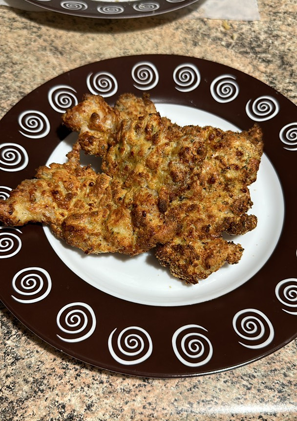 Una foto de Pollo empanado con queso y especias en air fryer