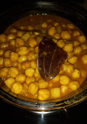 আলু ও কাবলী ছোলার ঘুগনি (aloo o kabli cholar ghugni recipe in Bengali) রেসিপির প্রধান ছবি