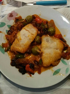 Una foto de Bacalao al horno con pasas y olivas