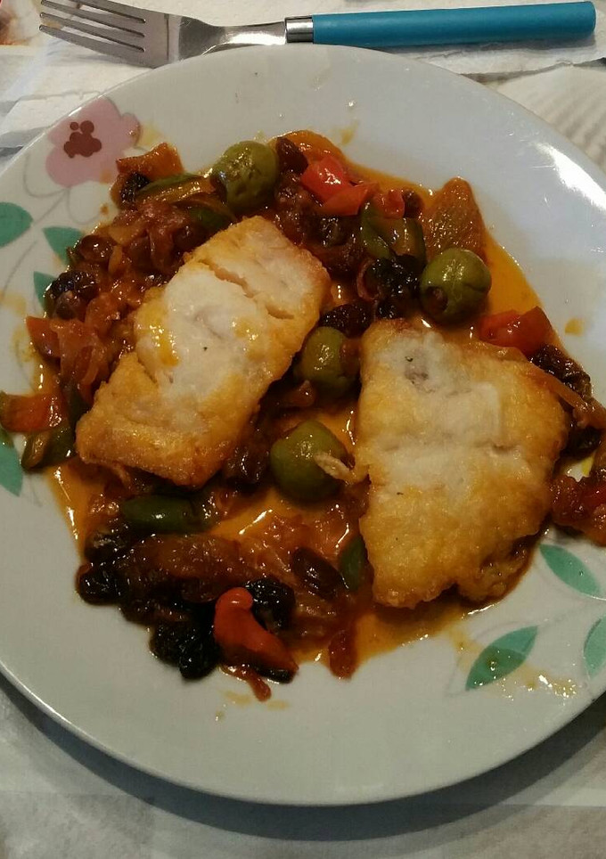 Una foto de Bacalao al horno con pasas y olivas