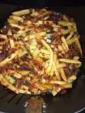 Papas fritas con carne y queso