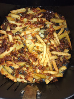 Una foto de Papas fritas con carne y queso