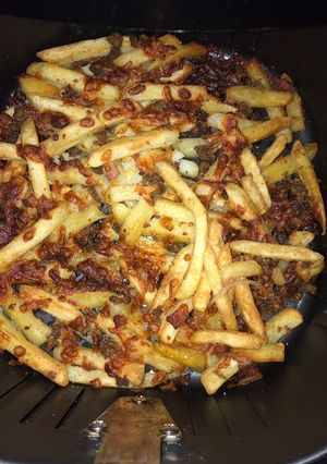 Una foto de Papas fritas con carne y queso