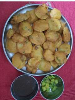 બટાકા ના ભજીયા (Bataka Bhajiya Recipe In Gujarati) રેસીપી મુખ્ય ફોટો