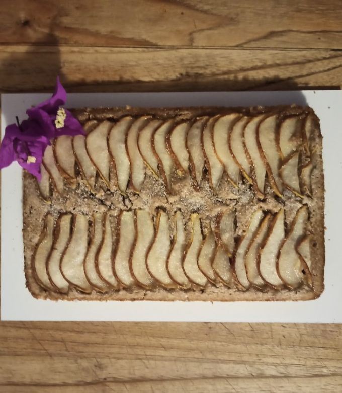 Una foto de Torta integral de peras