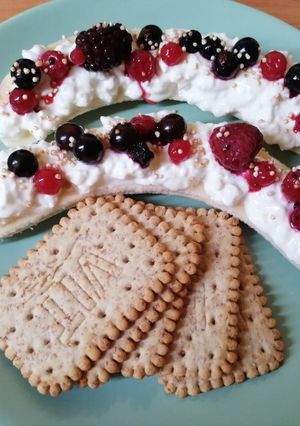 Banán túrókrémmel és piros gyümölccsel recept fotója