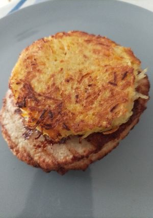 Une photo de Poulet en sandwich de galettes de légumes