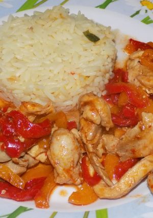 Una foto de Tiras de pollo al wok con pimientos  (3 variantes con la misma receta)