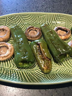 Una foto de Champiñones y ajíes a la plancha