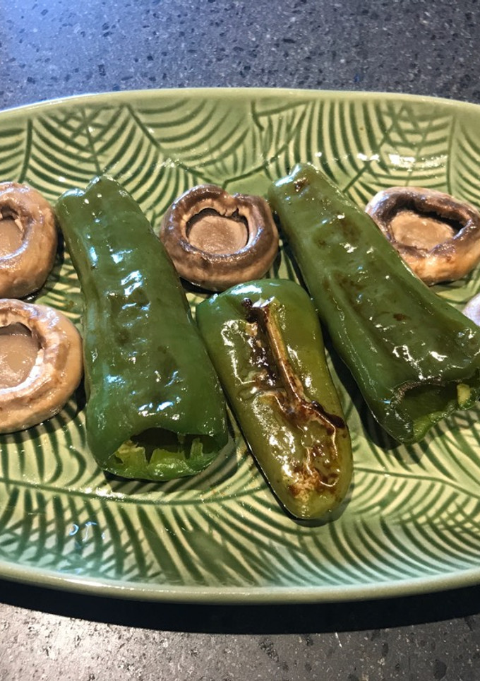 Una foto de Champiñones y ajíes a la plancha