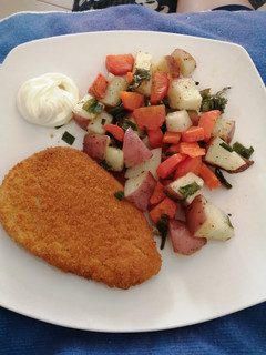 Una foto de Apanado de pollo con verduras al horno