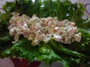 Una foto de ensalada de marisco con mayonesa