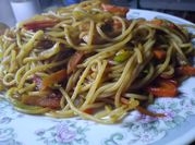Una foto de tallarín frita china