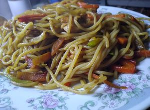 Una foto de Comida china CHOW MEIN De POLLO