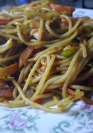 Una foto de Comida china CHOW MEIN De POLLO