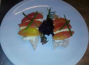 Una foto de Bruschetas de queso brie y tomates confitados