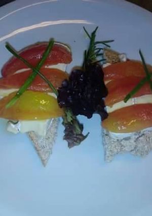 Una foto de Bruschetas de queso brie y tomates confitados