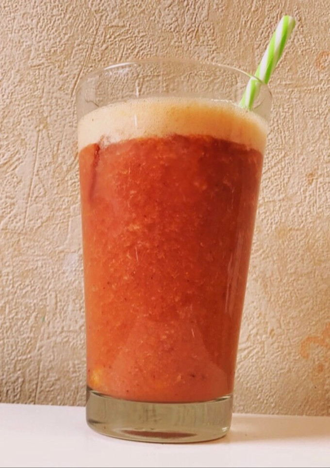 Una foto de Licuado rosa de moras, naranja, banana y mandarina