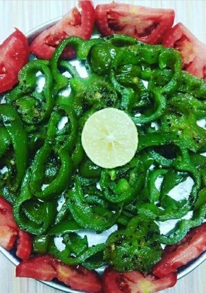 शिमला मिर्च टमाटर सलाद (Capsicum tomato salad recipe in hindi) रेसिपी मुख्य फोटो