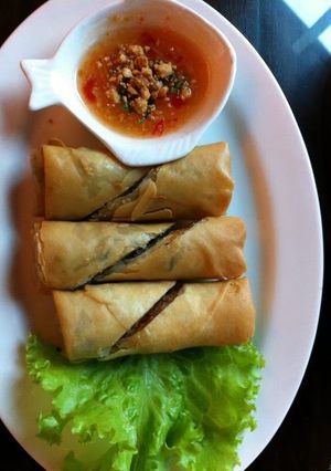 A picture of thai spring rolls.
